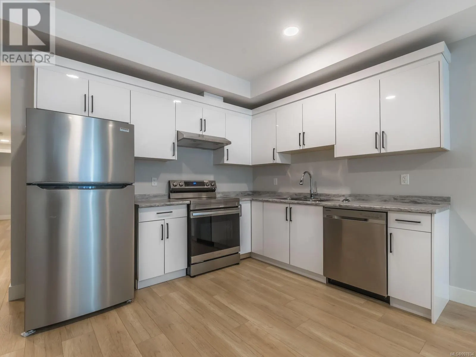 196 Golden Oaks Cres