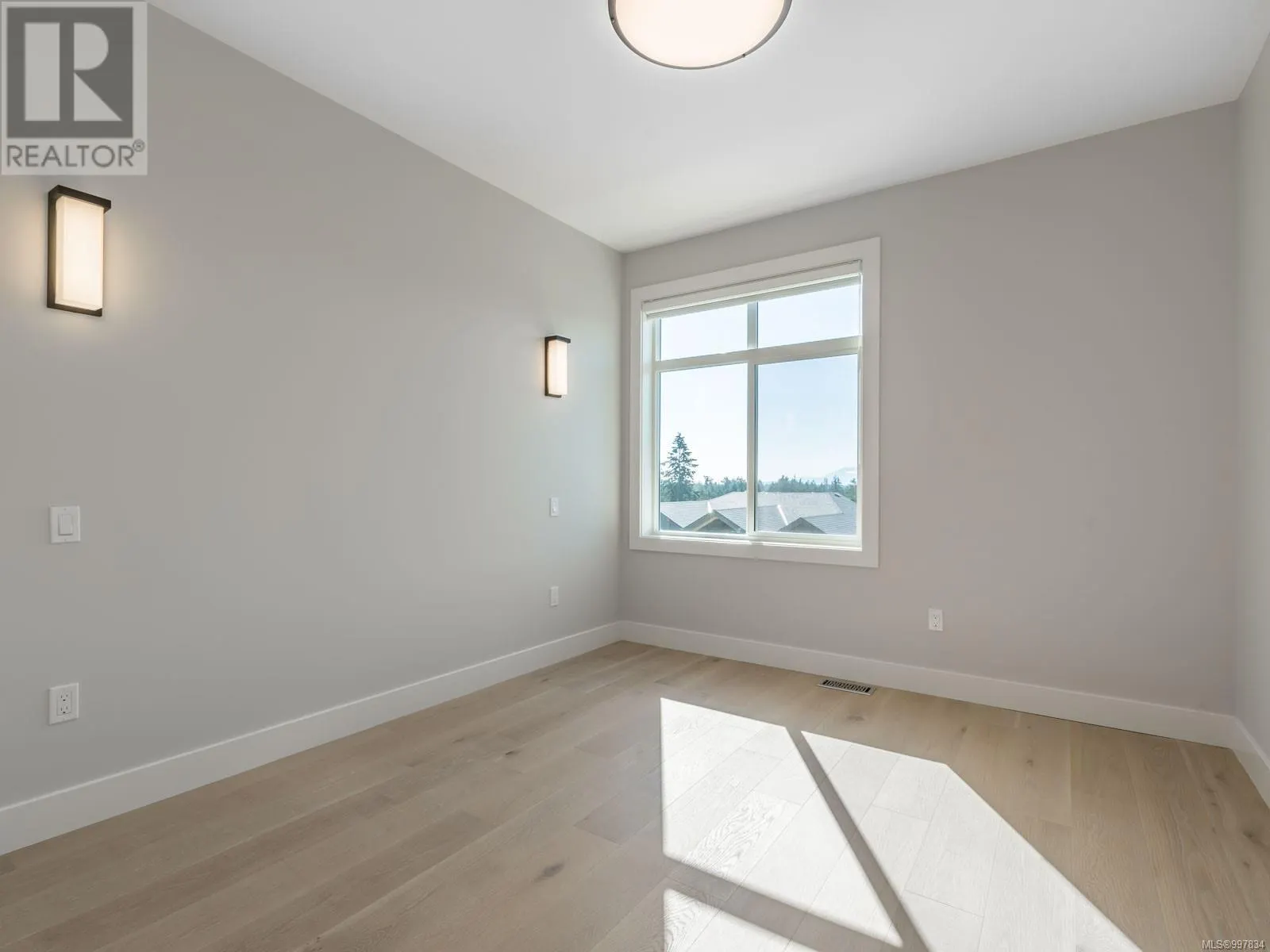 196 Golden Oaks Cres