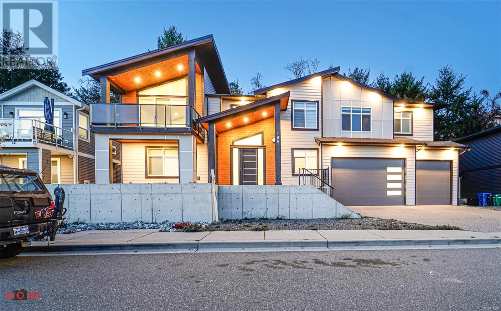 196 Golden Oaks Cres