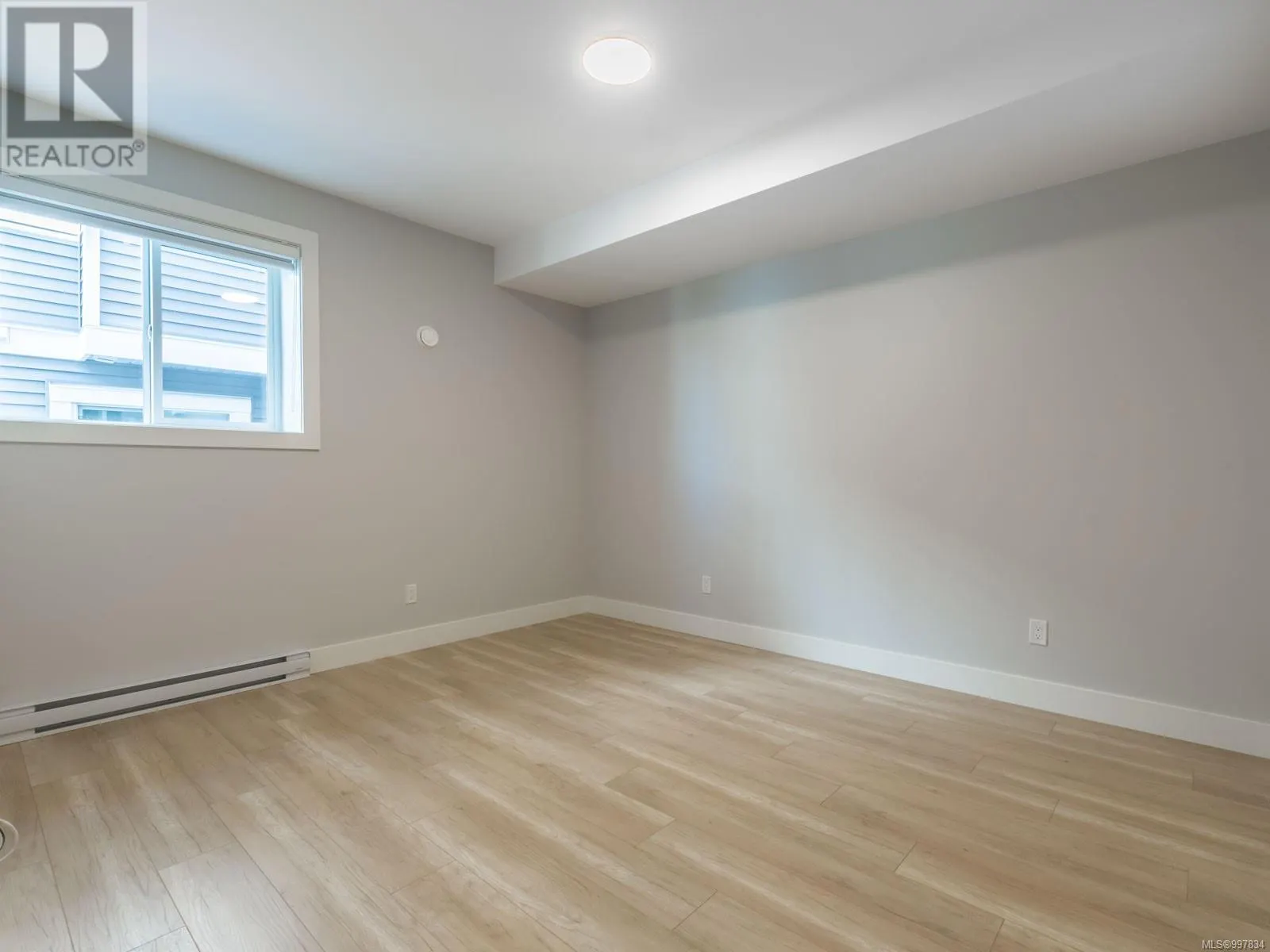 196 Golden Oaks Cres