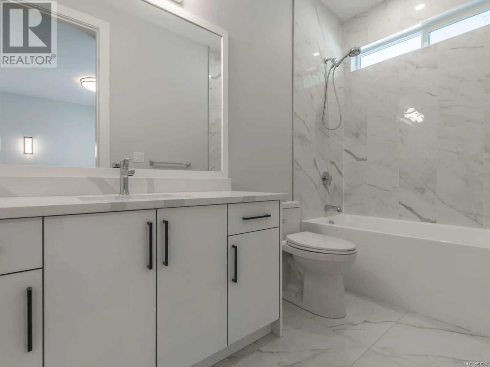 196 Golden Oaks Cres