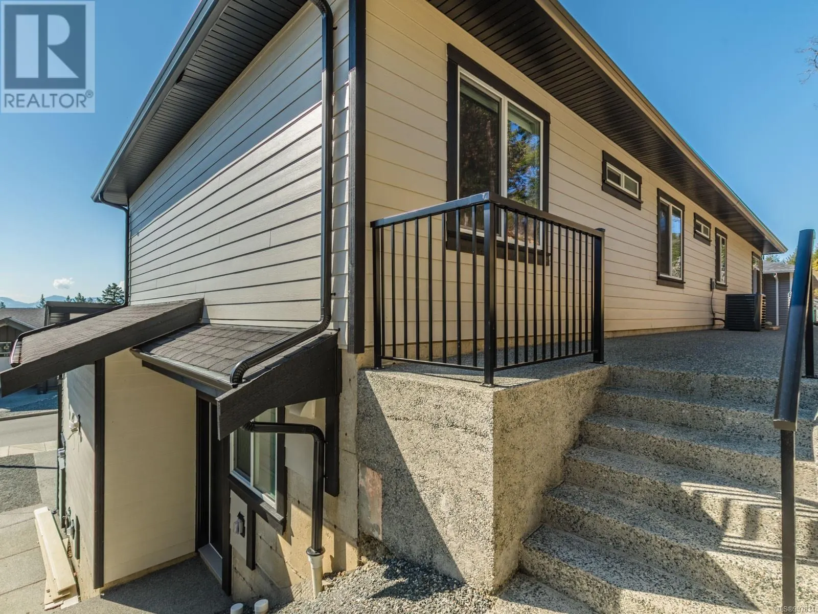 196 Golden Oaks Cres