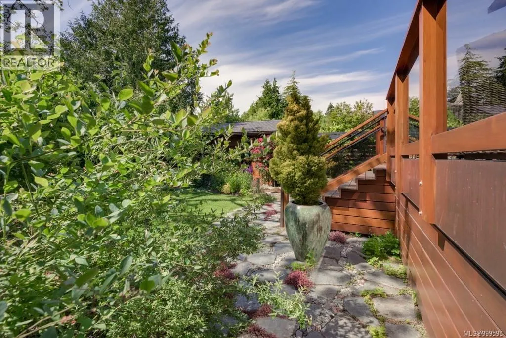 626 Monterey Ave