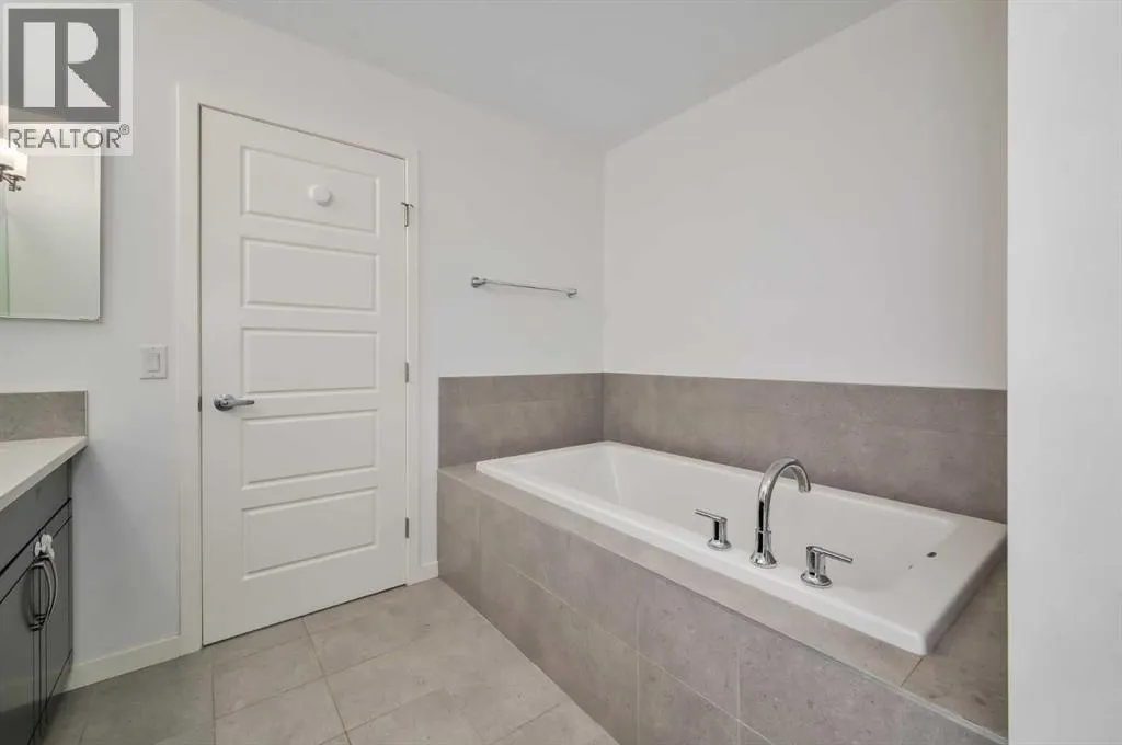 180 Masters Crescent SE
