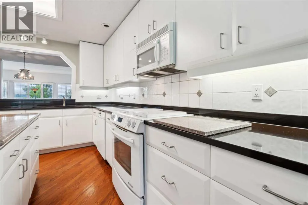 18, 3203 Rideau Place SW