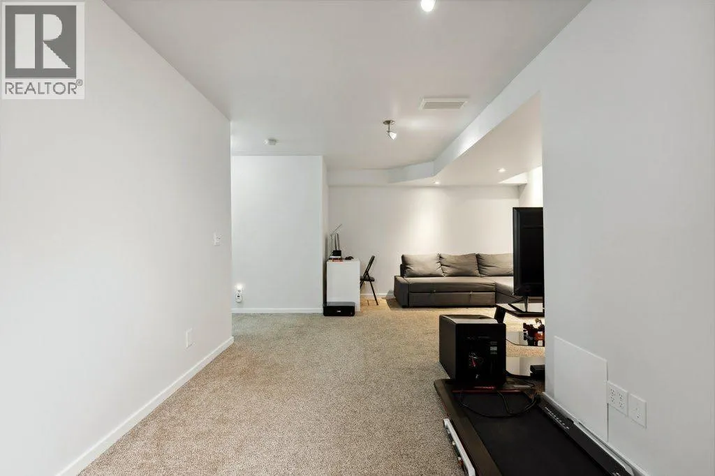 32 AUTUMN Court SE