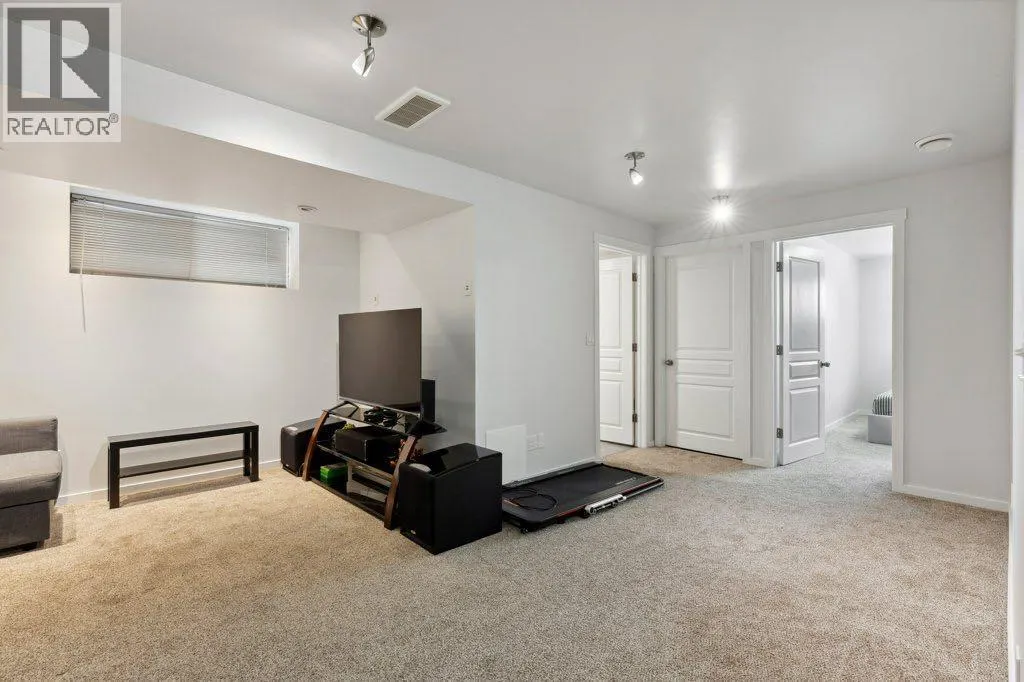 32 AUTUMN Court SE
