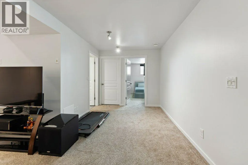 32 AUTUMN Court SE