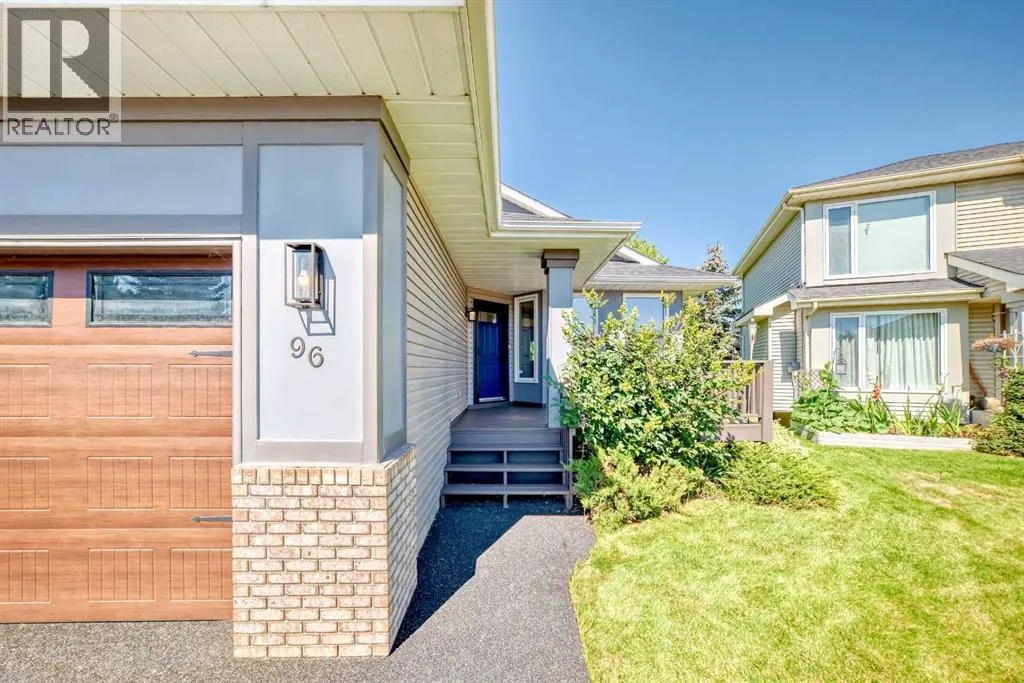 96 Douglas Shore Close SE