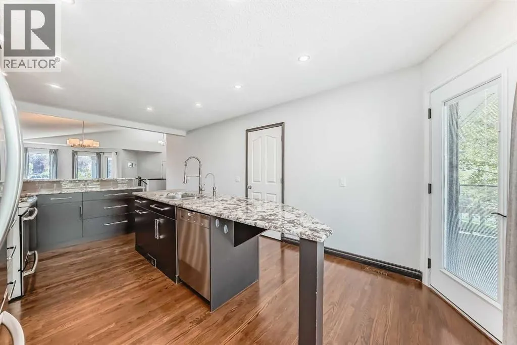 96 Douglas Shore Close SE