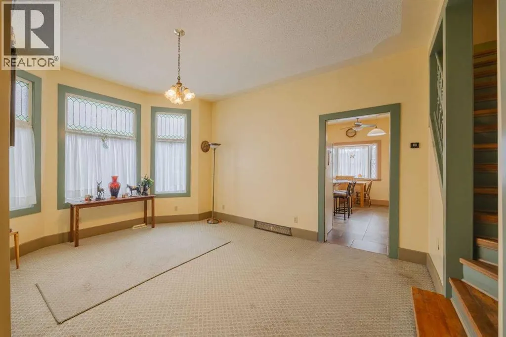 15 Elma Street W