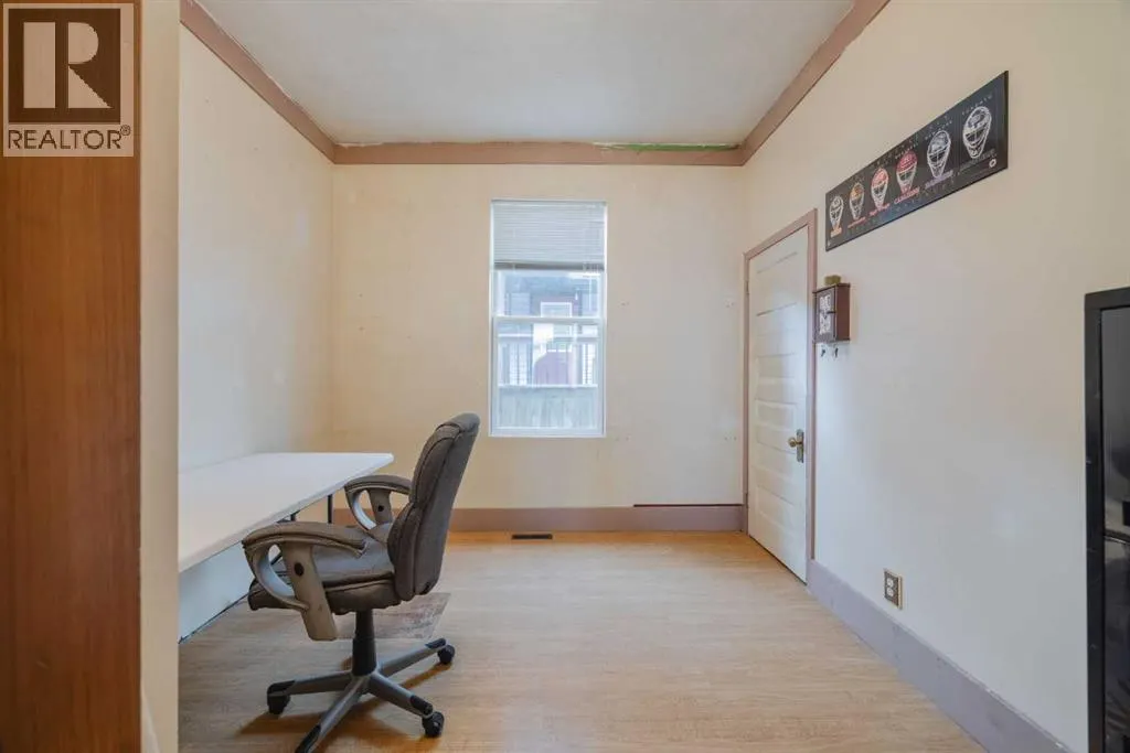 15 Elma Street W