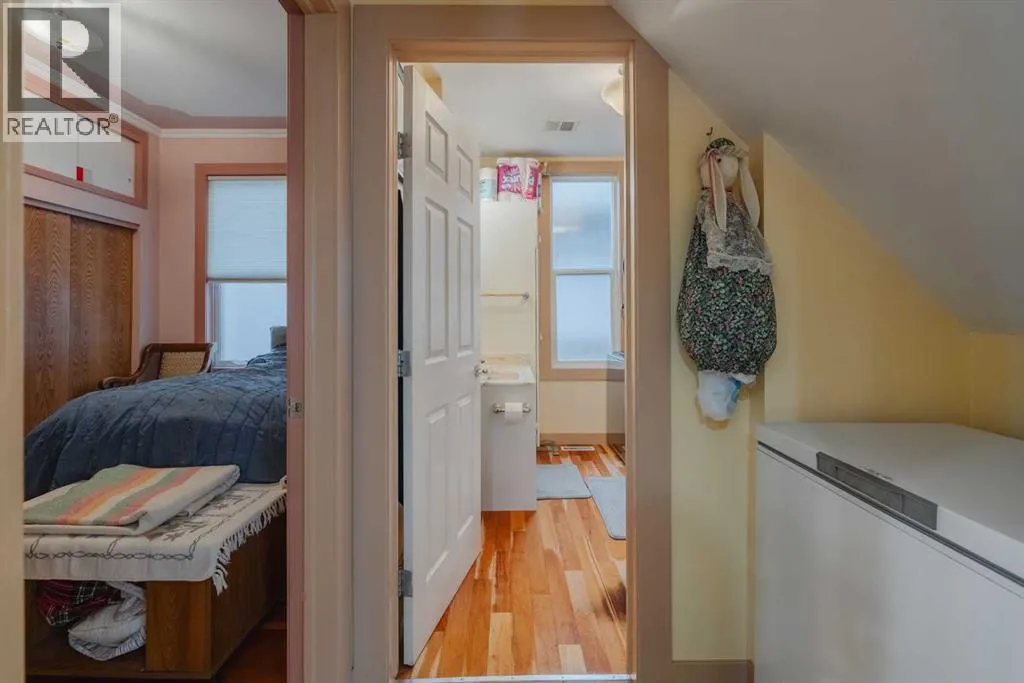15 Elma Street W