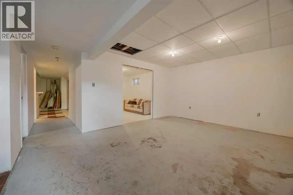 15 Elma Street W