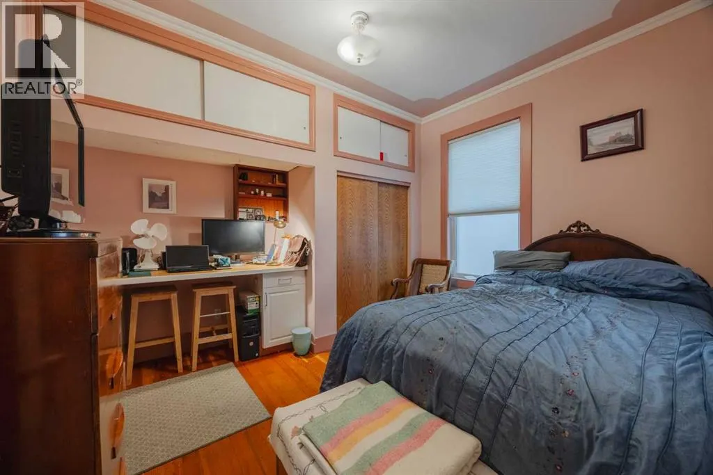 15 Elma Street W