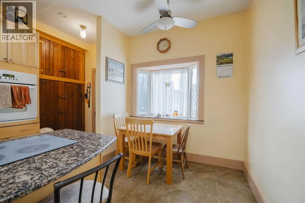 15 Elma Street W