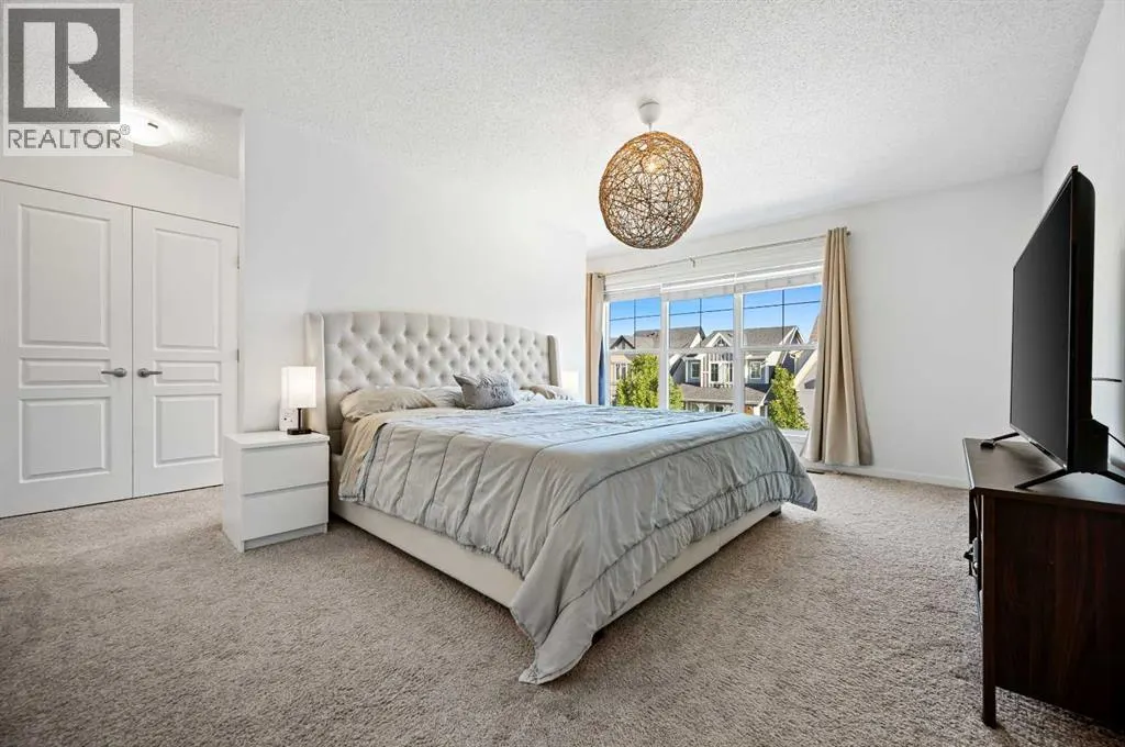 244 Masters Crescent SE