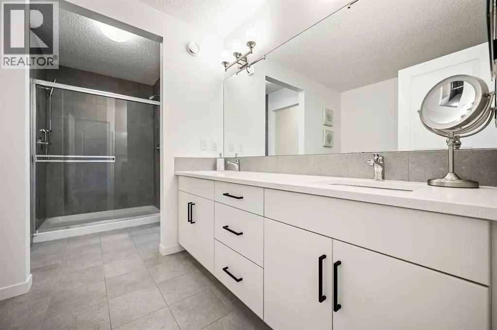 244 Masters Crescent SE