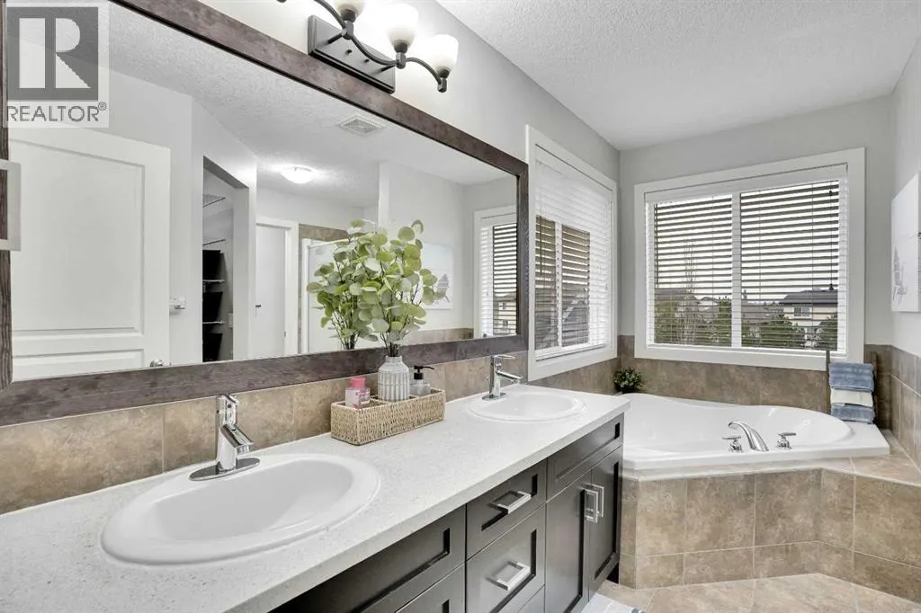142 Luxstone View SW