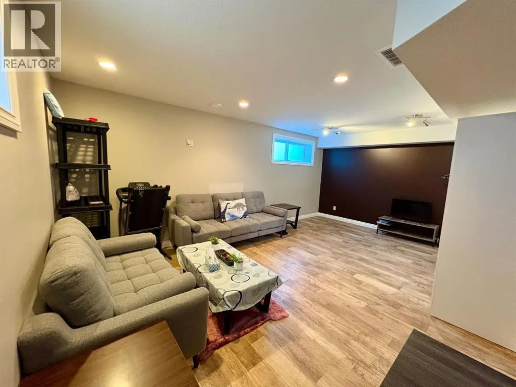 238 Viscount Drive SE