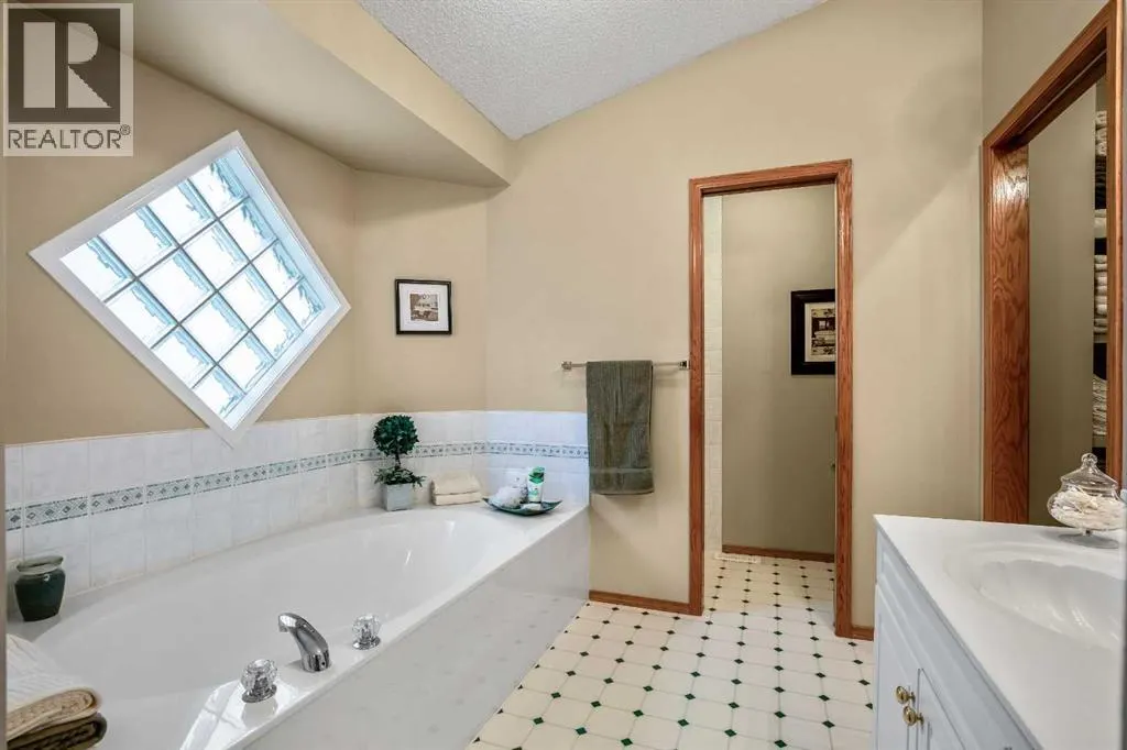 25 Country Hills Gate NW