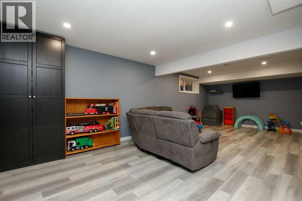6 Henderson Crescent