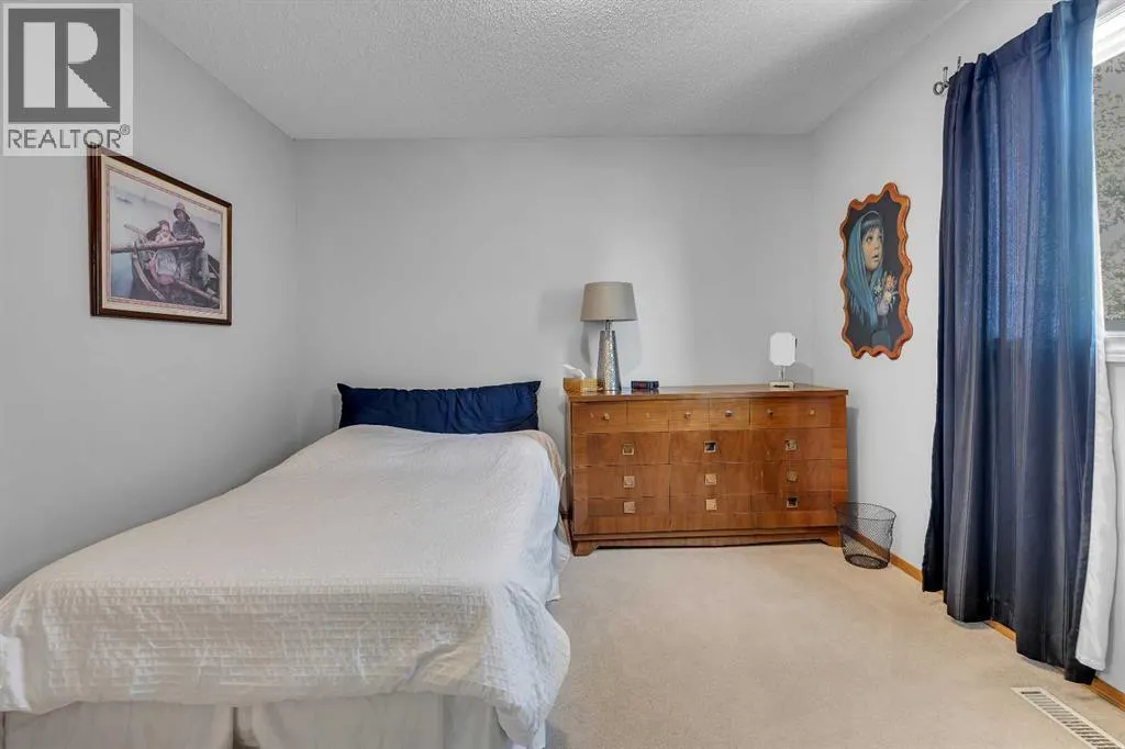 812 Diamond Court SE