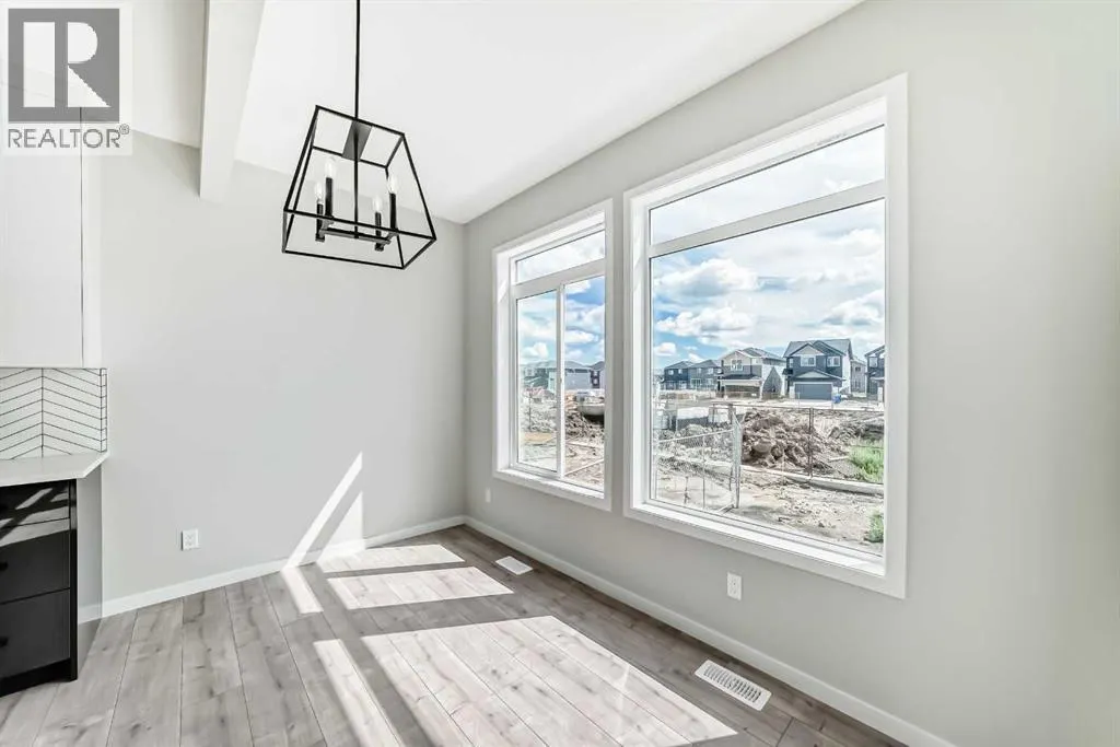 338 Corner Glen Way NE
