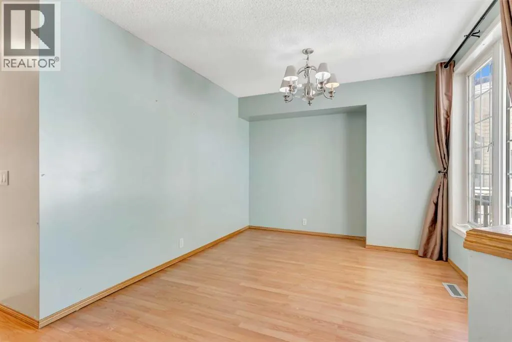 155 Douglas Glen Close SE