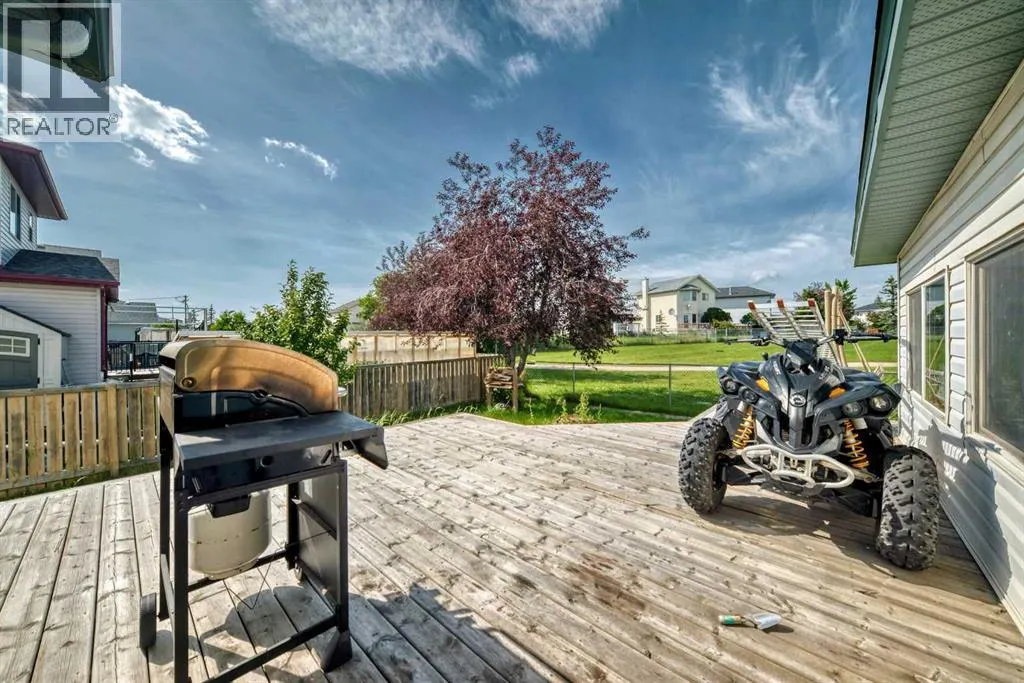 146 Saratoga Close NE