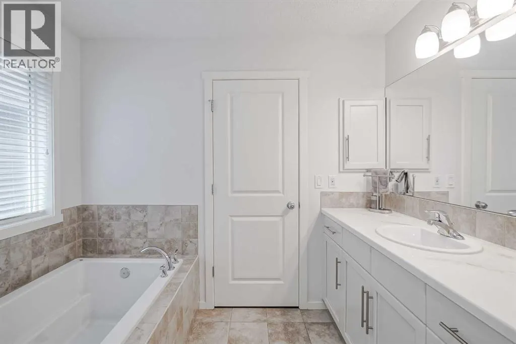 225 Kingsmere Cove SE