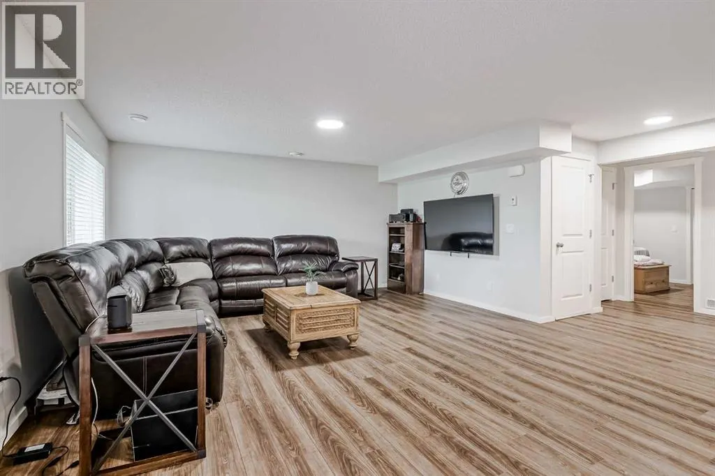 225 Kingsmere Cove SE