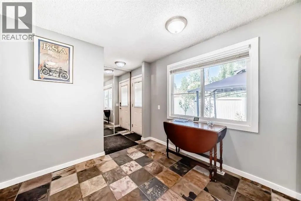 549 Queenston Gardens SE