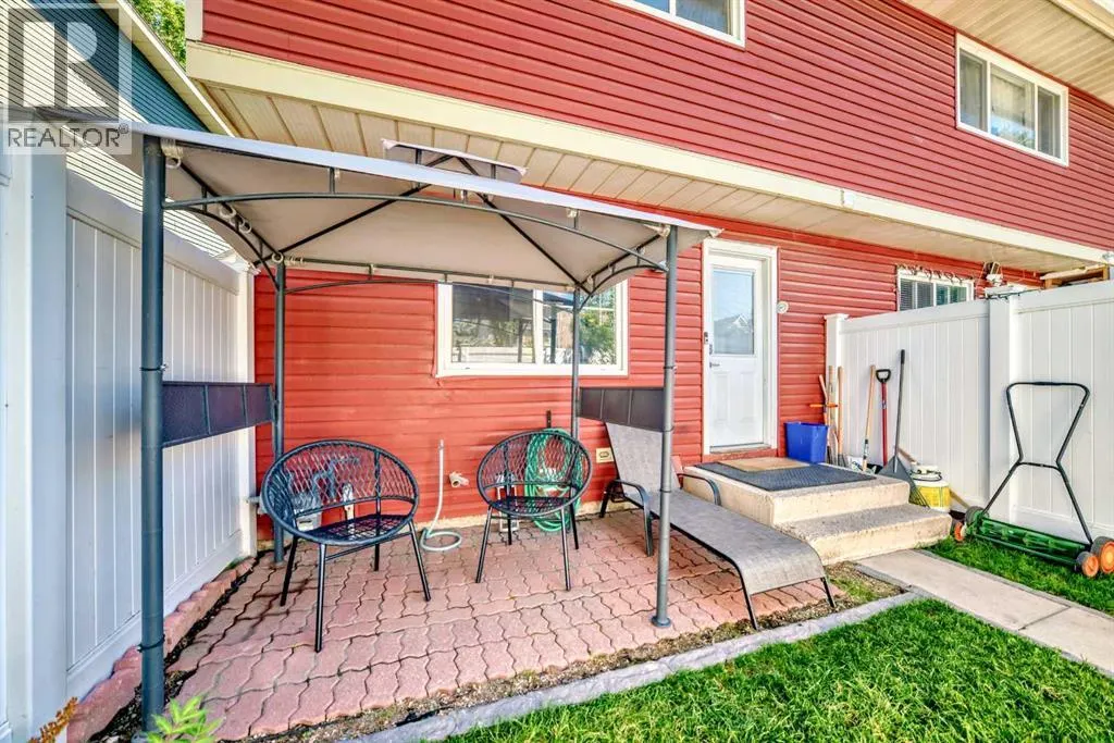 549 Queenston Gardens SE