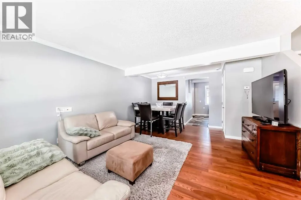 549 Queenston Gardens SE