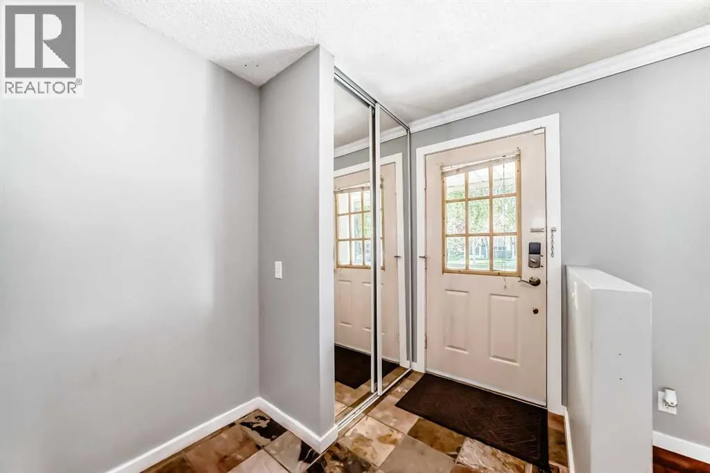 549 Queenston Gardens SE