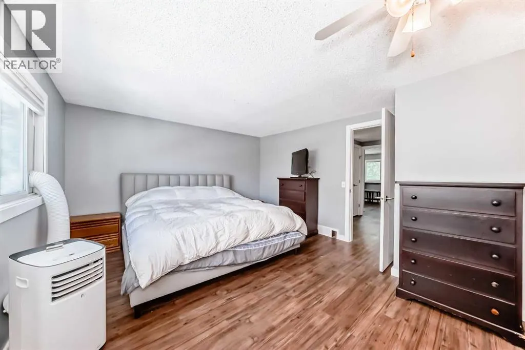 549 Queenston Gardens SE