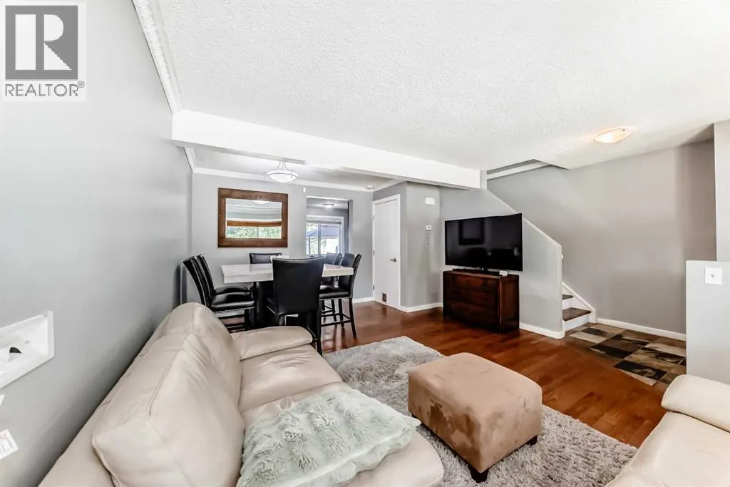 549 Queenston Gardens SE
