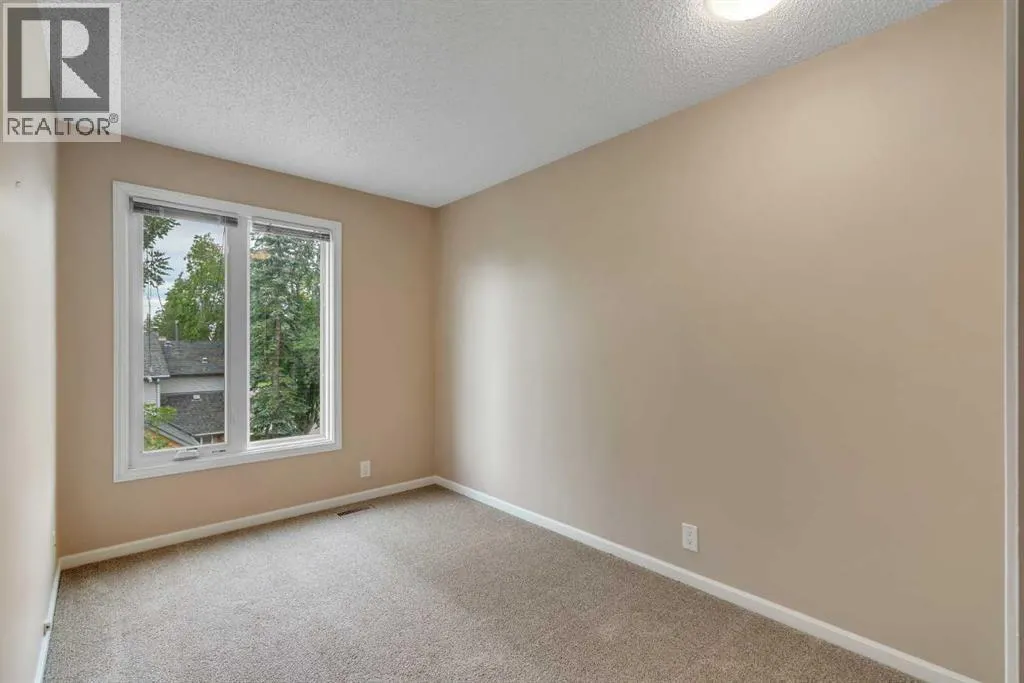 22 Coachway Green SW
