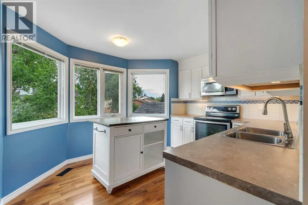 22 Coachway Green SW