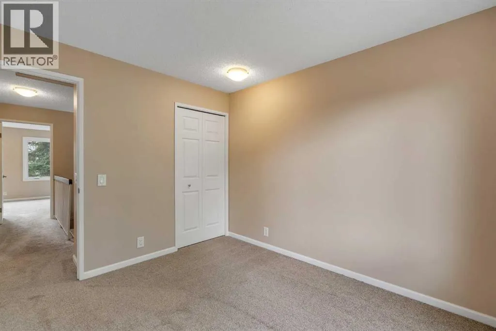 22 Coachway Green SW