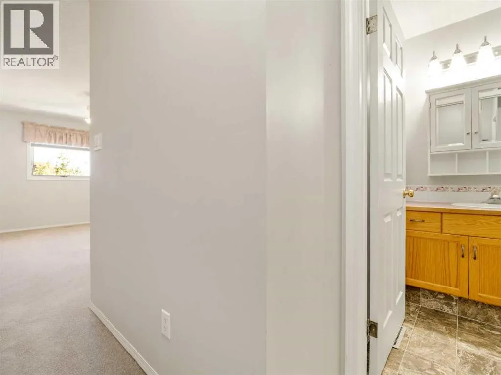 77 Columbia Boulevard W
