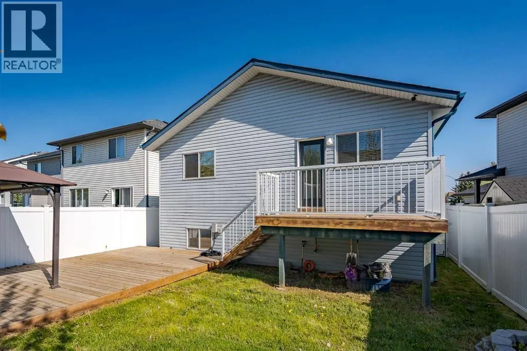 140 Stonegate Close NW