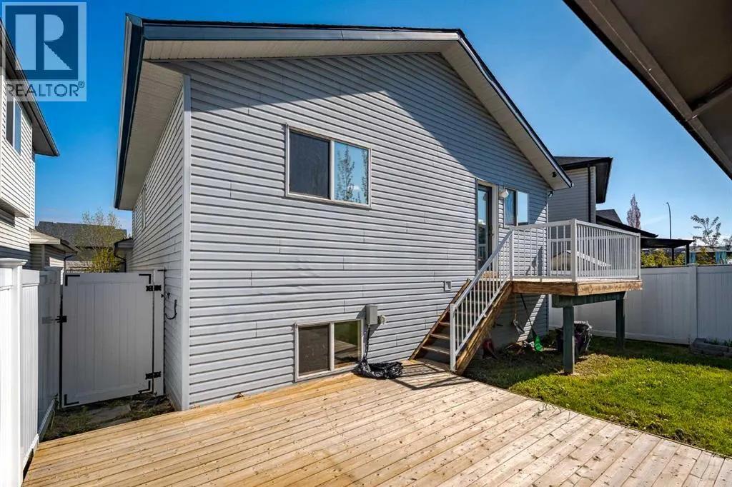 140 Stonegate Close NW