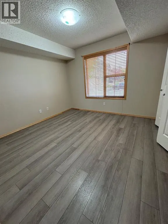 106, 8 Everridge Square SW