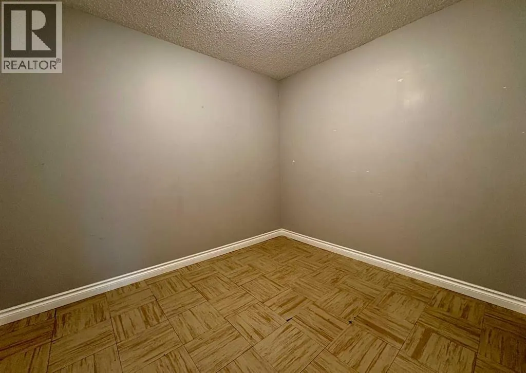 1632, 21 MacDonald Drive