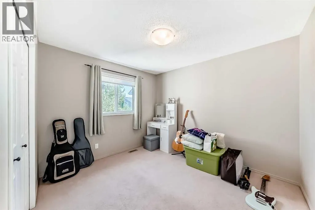 26 Royal Elm Drive NW