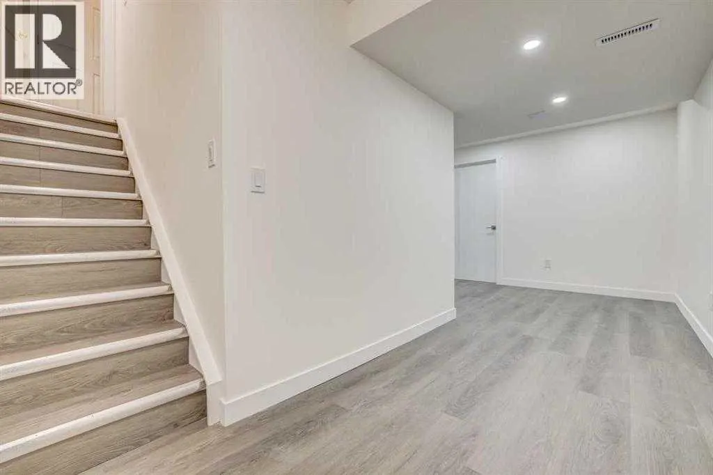 26 Royal Elm Drive NW