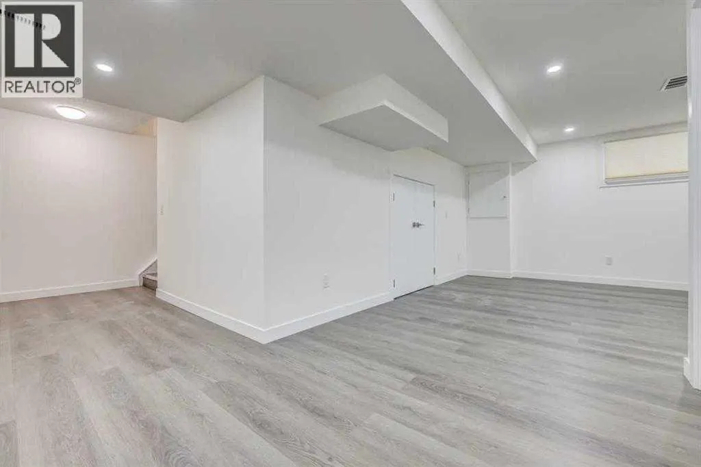 26 Royal Elm Drive NW