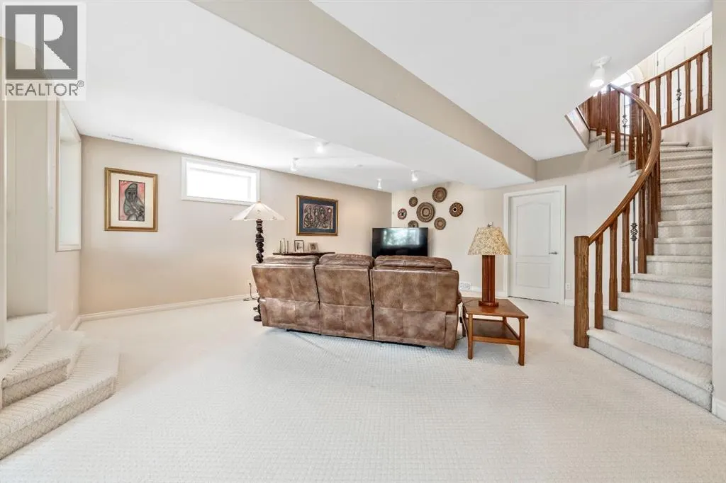 94 Simcoe Crescent SW